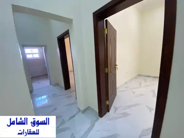 للإيجار شقة مميزة بالمرة الشرقية: غرفتين وصالة...