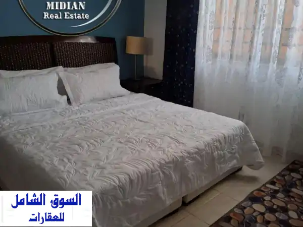 شقة شبه أرضي مفروشة للإيجار في أم السماق | 170م بحديقة وتراس 150م | تشطيبات سوبر ديلوكس وموقع هادئ بسعر 700 دينار (الإعلان 7278)