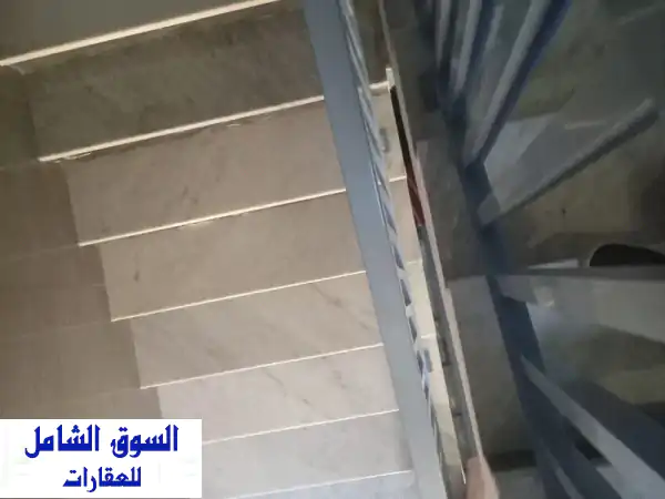 استثمار العمر في مويلح الشارقة: بناية للبيع بعائد سنوي 285 ألف درهم وموقع استراتيجي