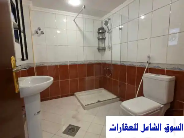 الرميثية: إيجار دور كامل فاخر 4 غرف ماستر - مساحات جامبو بمدخل خاص!