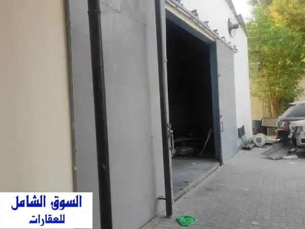 فرصة ذهبية! معرض سيارات وورشة صيانة متكاملة للبيع بأم القيوين (المدر 2) - استثمار جاهز!