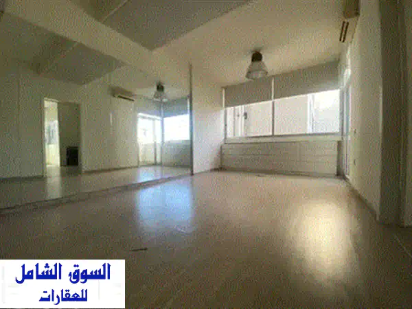 مكتب فخم للإيجار في الحازمية: 75م²، مجهز بالكامل، تكييف، تدفئة و2 موقف خاص!