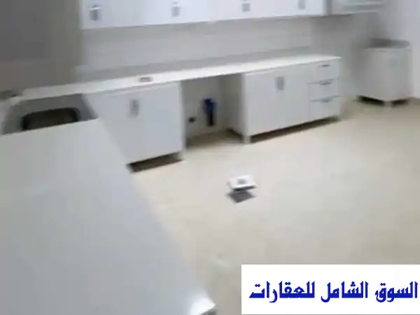 للإيجار بسلوى: دور أرضي فخم 750م² | مدخل خاص، حوش واسع، 6 مواقف، موقع استراتيجي