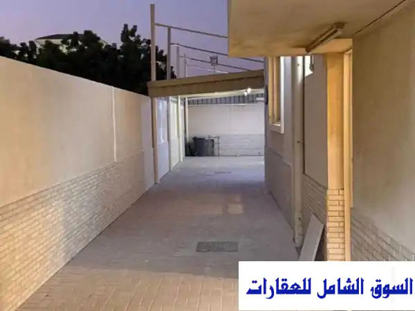 فرصة لا تفوت: فيلا راقية للإيجار 5 غرف ماستر بالروضة...