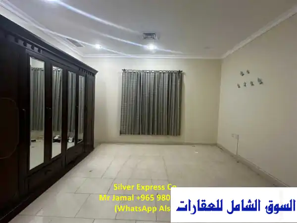 شقة طابق كامل فاخرة للإيجار بالمنقف - 3 غرف نوم وشرفة خاصة | 500 د.ك للمقيمين فقط