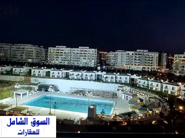 رفاهية استثنائية: شقة أرضي مفروشة بالكامل بجاردن وحمام سباحة خاص بـ ليك فيو ريزيدنس 185م للإيجار