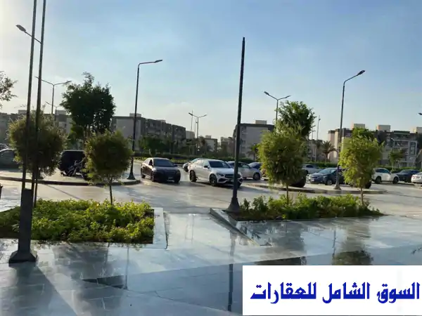 محل/مقر إداري فاخر 200م للإيجار بمدينتي: واجهة زجاجية ناصية East Hub Mall – جاهز لنجاح أعمالك!