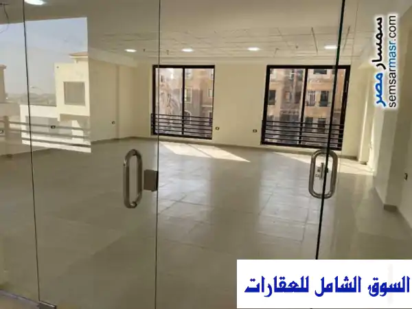 وحدة إدارية مميزة للإيجار في مول إيطالين سكوير -...