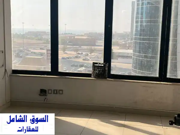 مكتب تجاري فاخر للإيجار في قلب العاصمة - شرق! نصف...