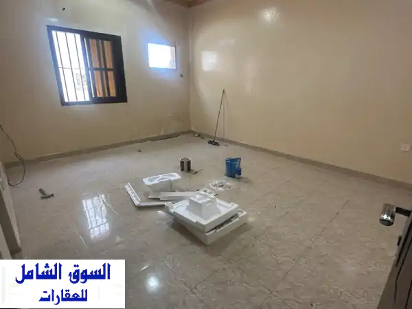 شقة فسيحة للإيجار في الرفاع الغربي - قرب مدرسة البنات الثانوية! ٣٠٠ دينار شامل