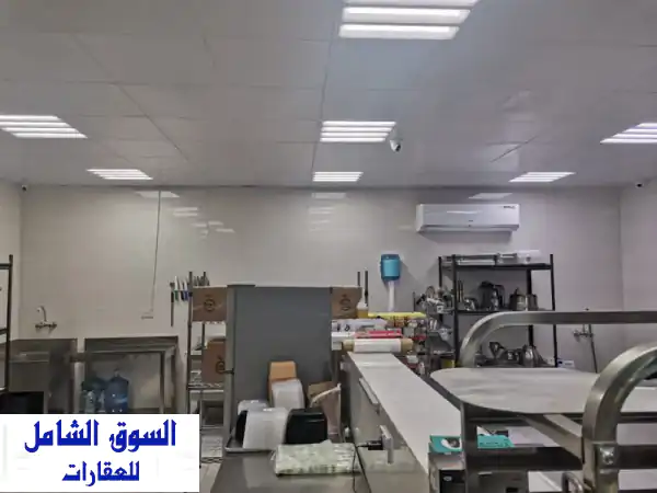 مطبخ مجهز بالكامل + مخزن + غرفتان للموظفين للإيجار...