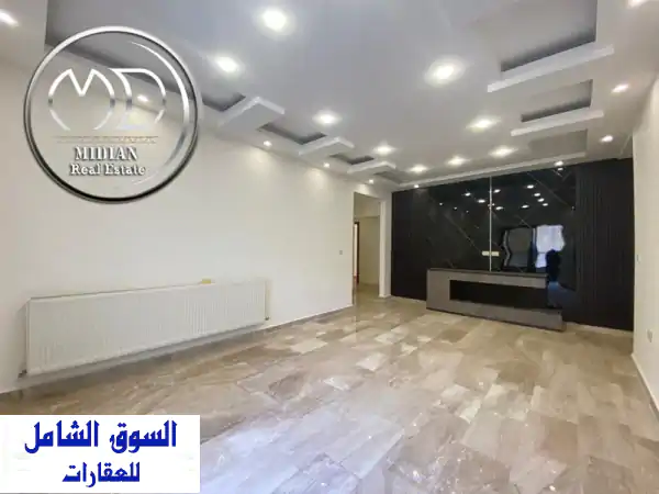 شقة أرضية فاخرة للإيجار في أم السماق | 240م²، 4 غرف نوم، حديقة خاصة