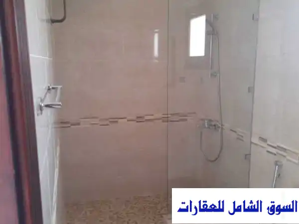 شقة فاخرة للإيجار في الوكرة - غرفتين وصالة، قريبة...