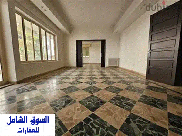 مستودع فاخر بثلاث طوابق في منطقة صلومة - فرصة استثمارية مثالية!