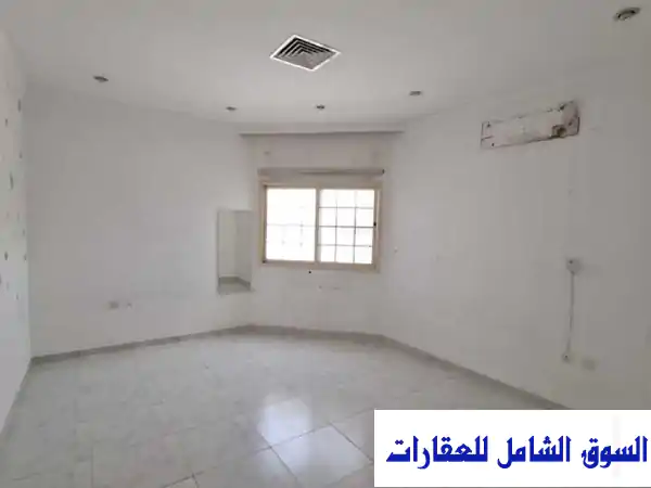 شقة أرضية فاخرة للإيجار في الجابرية - موقع متميز بجانب مسجد وسوق!