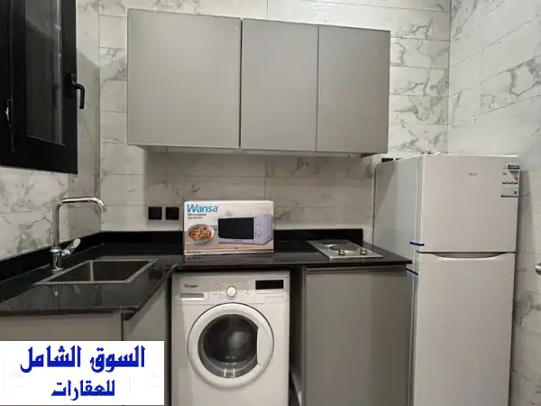 استوديو مفروش فاخر في بنيد القار للوافدين فقط | إيجار من 250 دينار!