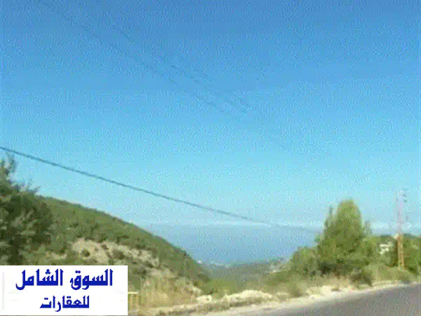 ارض للبيع في غلبون - جبيل: إطلالة جبلية خلابة على الطريق الرئيسي!
