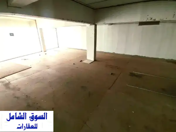 معرض تجاري فاخر للإيجار في المحرق - 300 متر مربع - موقع استراتيجي!