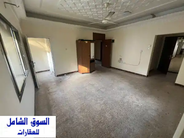 شقة فسيحة غرفتين وصالة للإيجار السنوي في كورنيش...