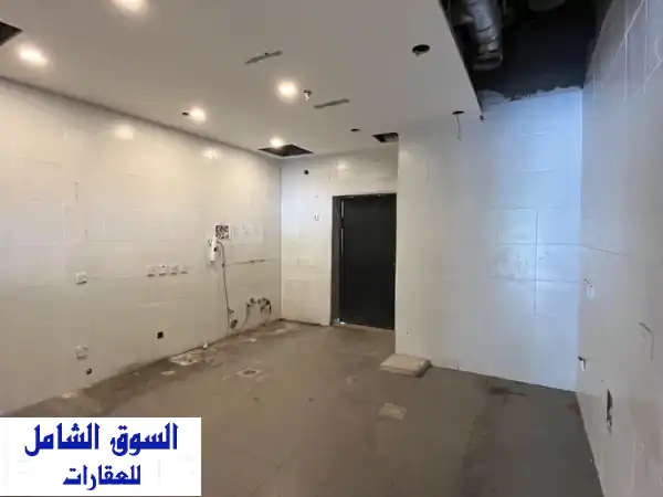 محل تجاري للإيجار في شرق قطعة 6 - فرصة مثالية لأعمالك!
