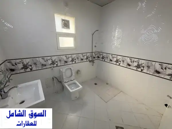 غرفة وصالة فسيحة مع بلكونة في الرياض - خلف شيشة البترول! (تشطيب ممتاز، شامل الماء والكهرباء والصيانة)