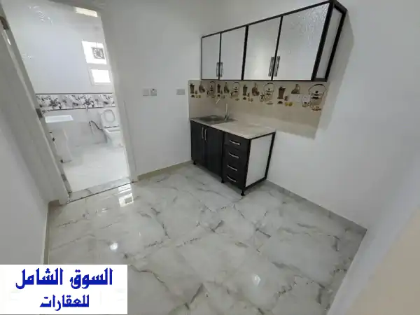 غرفة وصالة فسيحة مع بلكونة في الرياض - خلف...