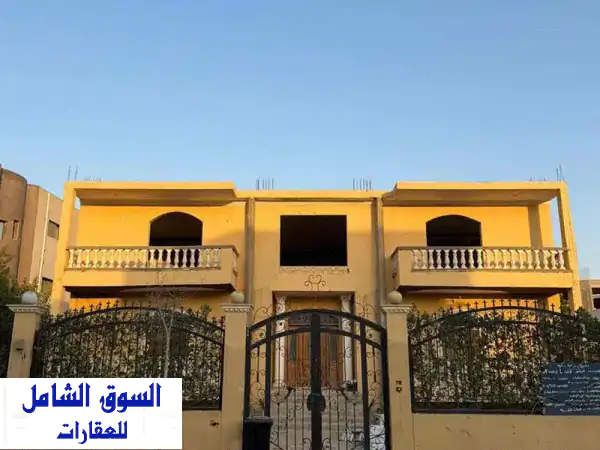 دوبلكس فخم 320 متر في بدر - حي الفيلا الراقية! (سعر مغرٍ)