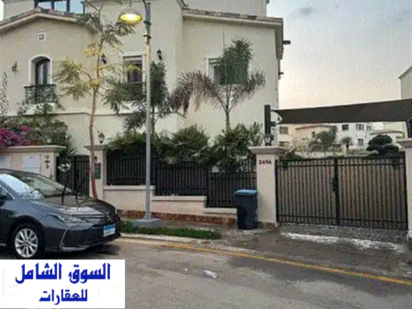 فيلا مستقلة فاخرة للبيع في أب تاون القاهرة - فرصة استثمارية مميزة!