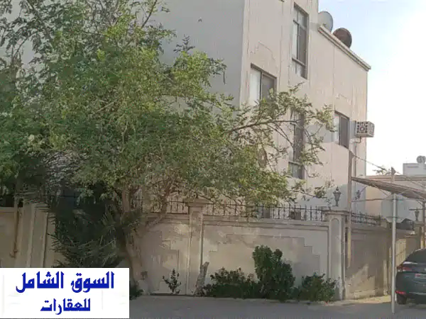 فيلا فاخرة للبيع في قلب قلالي - زاوية مميزة! 5 غرف...