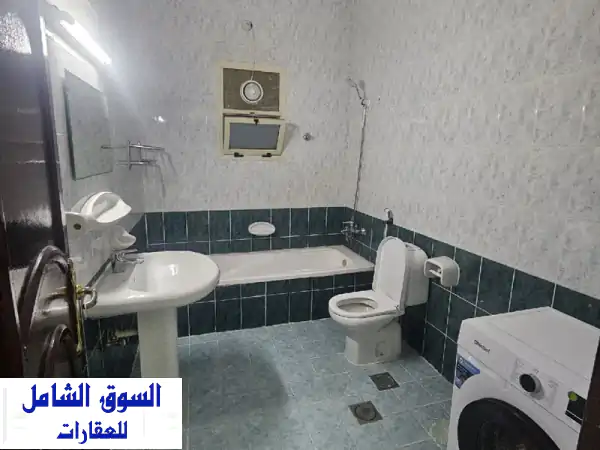 غرفة مفروشة فاخرة في فيلا بالبطين، العين - قرب اكسترا مول! (2000 درهم شامل)