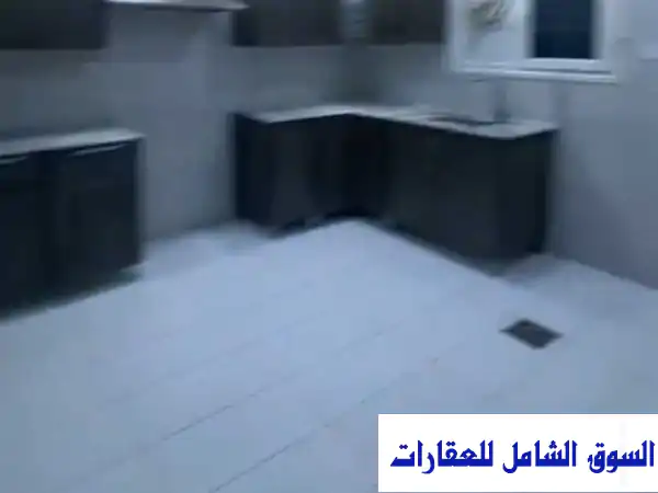 دور أرضي فاخر للإيجار في سلوى - حولي - 5 غرف نوم + مواقف سيارات! 650 دينار فقط