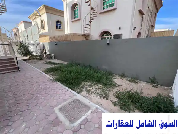 فيلا فاخرة للإيجار في الروضة 3، عجمان | حوش واسع و موقع متميز