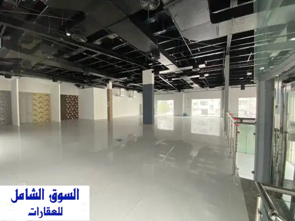 معرض فاخر للإيجار السنوي في عجمان الرميلة - موقع مميز وفرصتك الآن!