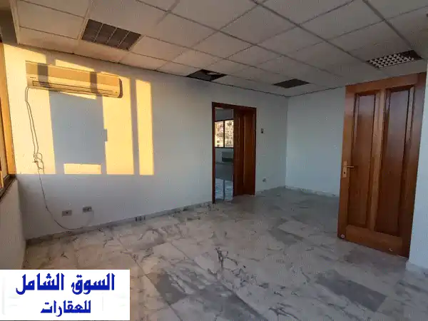 مكتب فاخر 200 متر مربع مع 6 مواقف سيارات في منطقة...