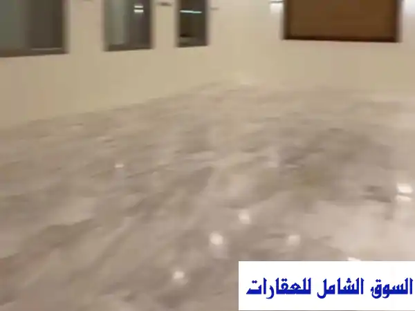 دور أرضي فاخر للإيجار في سلوى - مساحات واسعة وحوش...