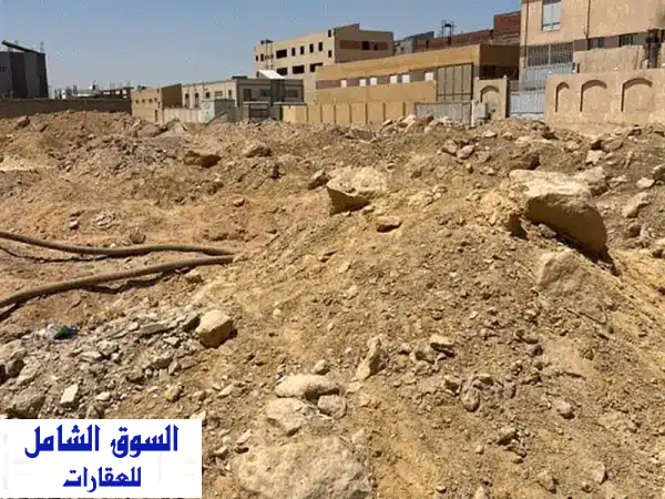 فرصة ذهبية! أرض نشاط تجاري بمخازن للبيع في العاشر...