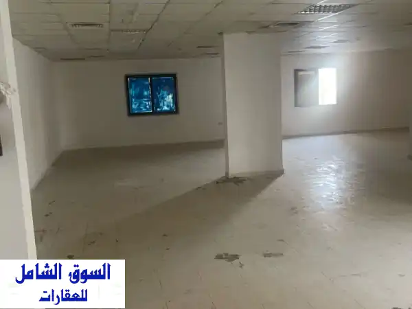 قاعة واسعة للإيجار السنوي على كورنيش عجمان - فرصة استثمارية مميزة!