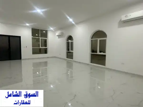 ستور تجاري فاخر للإيجار في جنوب الشامخة - الرياض | 70 متر مربع + مغاسل وحمام!