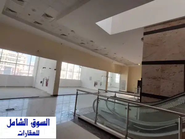 فرصة استثمارية ذهبية! مول تجاري كامل للبيع في الشارقة...