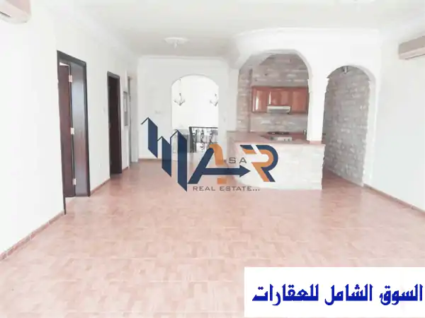 فيلا فاخرة للإيجار في المشرف بأبوظبي - مدخل مستقل، مصعد، سعر مميز!