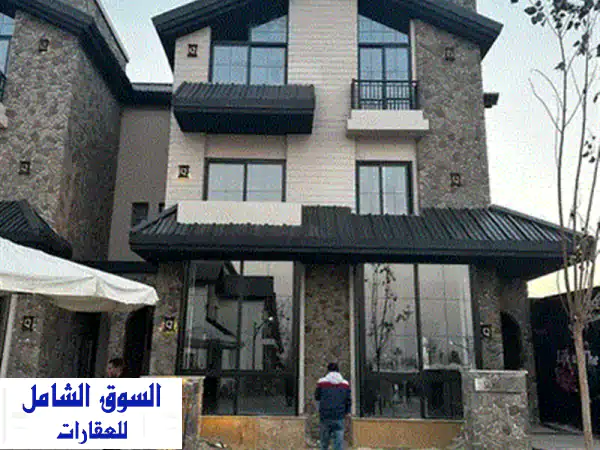 فيلا فاخرة متشطبة للبيع في كمبوند راقٍ بتقسيط مريح - مساحة 240م²