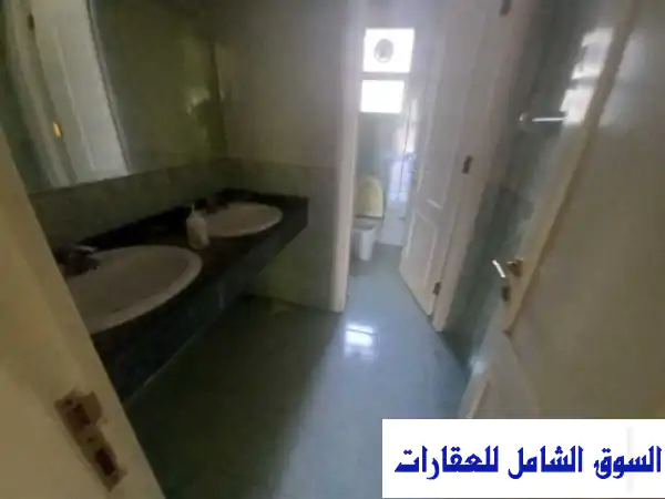 فيلا تجارية سكنية فاخرة للإيجار/ للبيع في الغبيبة، الشارقة - موقع مميز على شارع الشيخ زايد!