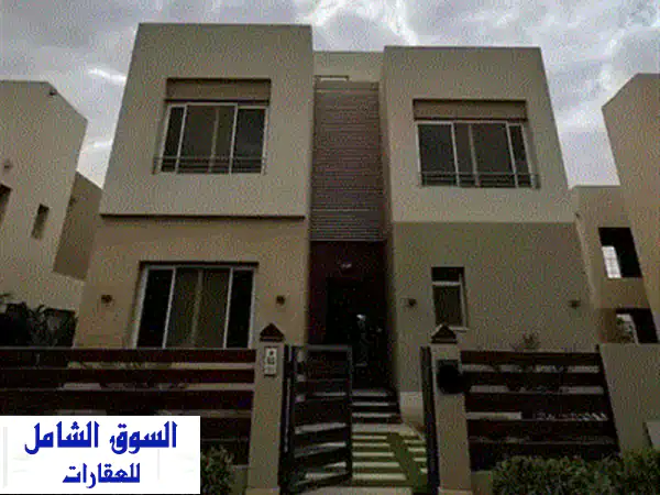 فيلا دور واحد فاخرة للبيع بالتقسيط في أو ويست أوراسكوم - 6 أكتوبر | مساحة واسعة وحديقة خاصة