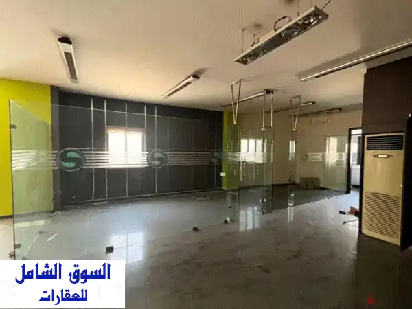 مستودع فاخر مع صالة عرض للإيجار في سن الفيل -...