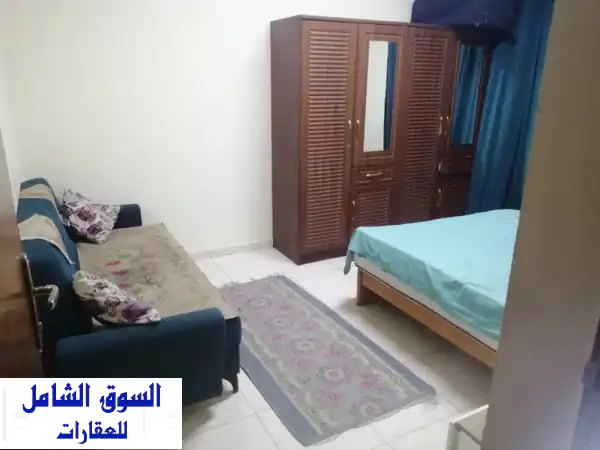 غرفة واسعة مع بلكونة خاصة في سكن بنات هادئ بعجمان - النعيمية