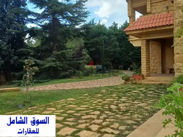 فيلا فاخرة 1400 متر مربع مع حدائق بانورامية للبيع...