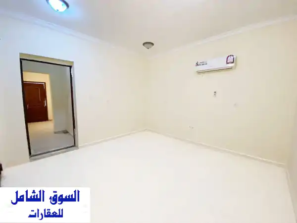شقة للإيجار في الوكرة - موقع مميز ومساحة واسعة