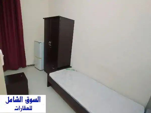 متاح بارتشن لشاب مع شباك مساحة كبيرة سرير خشبي محلي الصنع مع مرتبة طبية وبراد خاص في شقة شباب فقط. ...