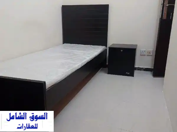 متاح بارتشن لشاب مع شباك مساحة كبيرة سرير خشبي...