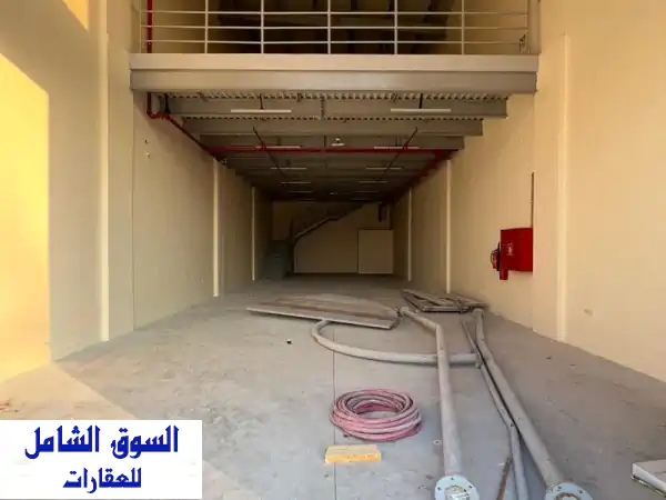 مستودع تجاري فاخر للإيجار - 3000 قدم مربع بواجهة رئيسية! بدون ضرائب!